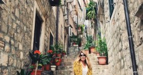 Old Town'ın daracık mermer sokakları