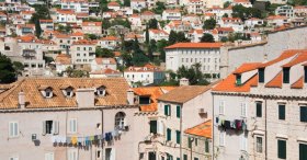 Mermer evler ve çamaşırlar