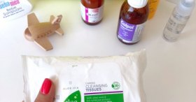 Hafif sıyrıkları temizlemek için de kullanıyorum Aloe Vera mendili.