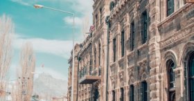 Cheltikov oteli ve kale manzarası