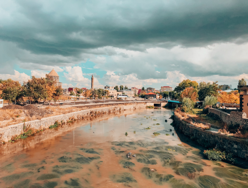 kars kent merkezinde çay ve köprü manzarası
