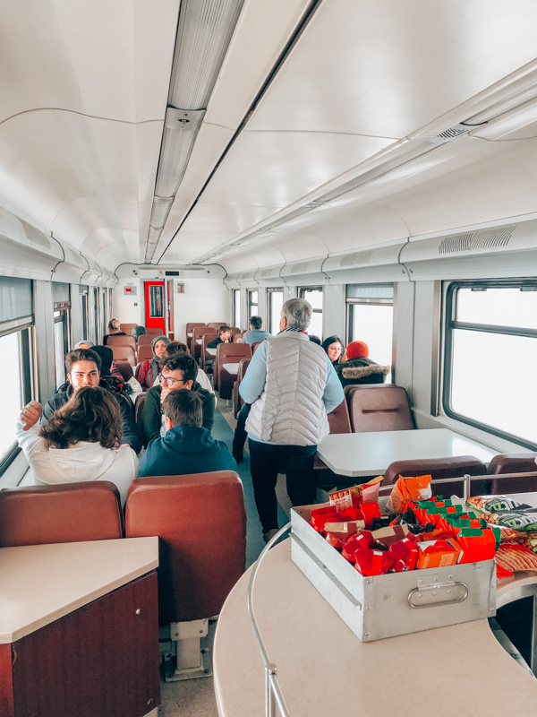 dogu ekspresinde yemekli vagon