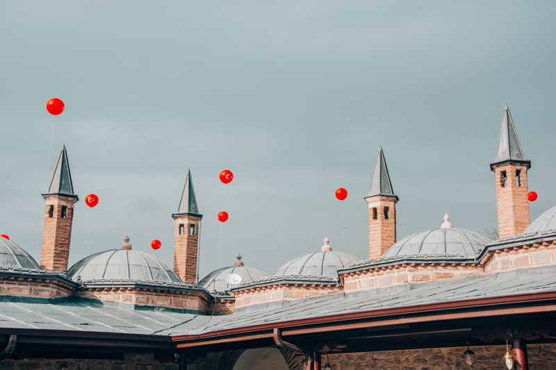 mevlana türbesi ve türk bayrağı, mevlana'nın huzurunda konya